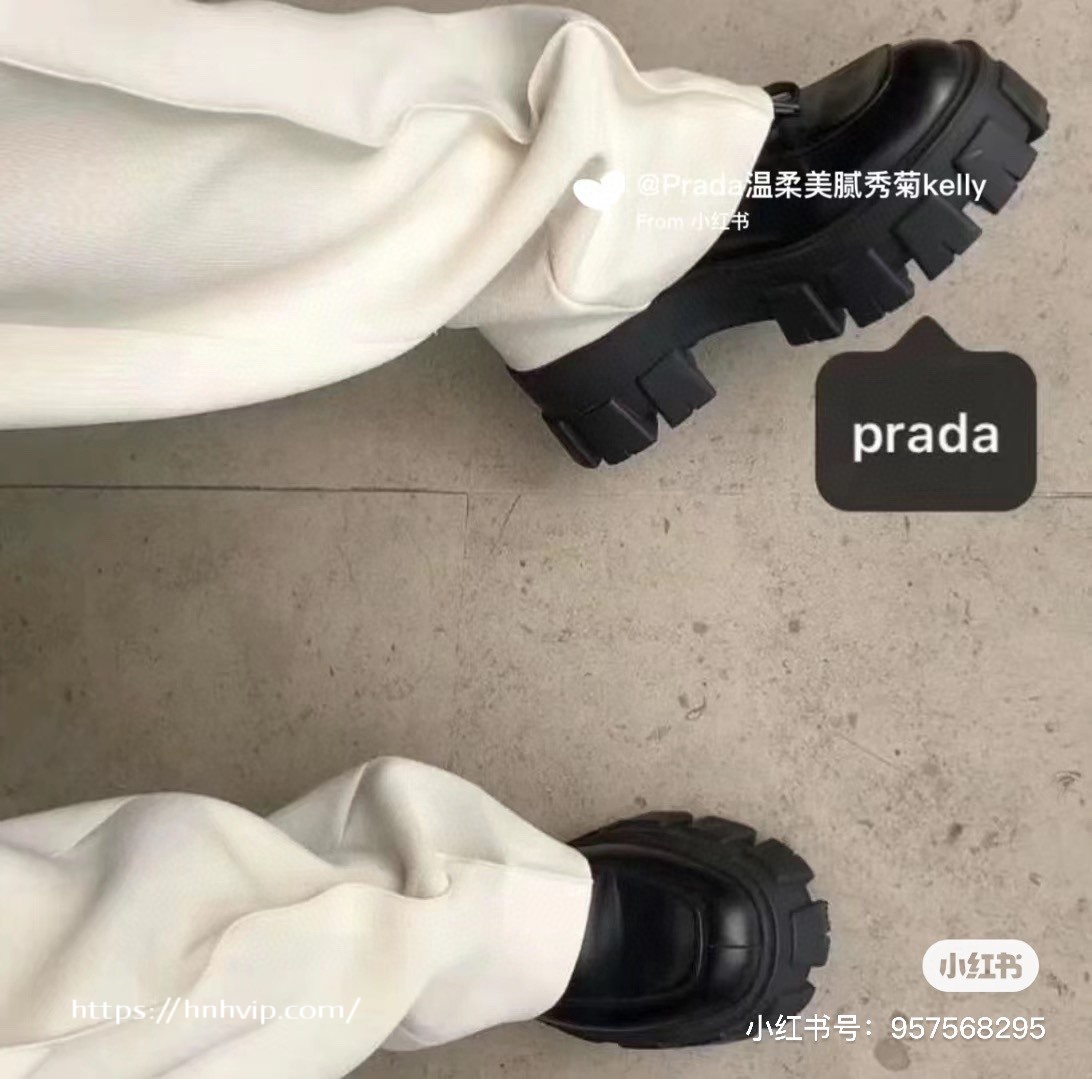프라다 여성용 로퍼는 검은색