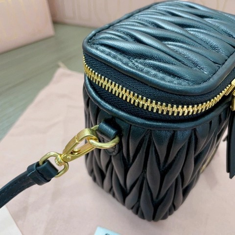 Miu Miu 마테라세 나파 가죽 마이크로 백 5NR018_2FPP_F0002 블랙 M1