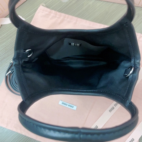 미우미우 5BA281 블랙 새틴 핸드백 (합성 크리스털 장식) M1