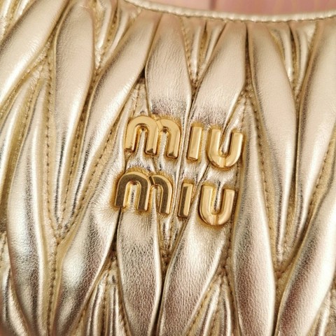 미우미우 5BC125 원더 마틀라세 나파 가죽 호보백 파이라이트 M1