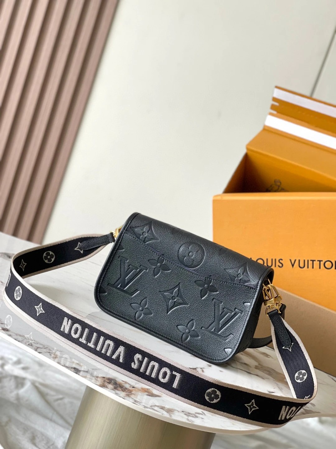 루이비통 M46386 다이앤 블랙 LV1