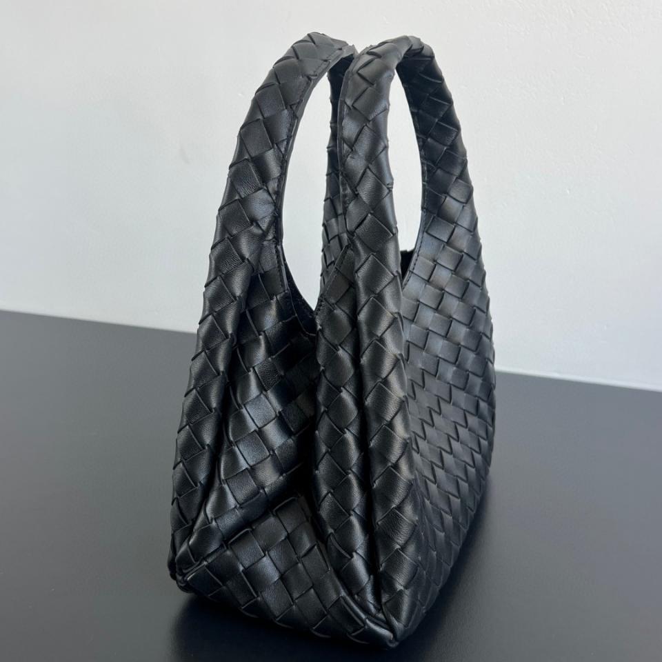 Bottega Veneta 스몰 캄파나 솔방울 854248V4 28x16x15cm
