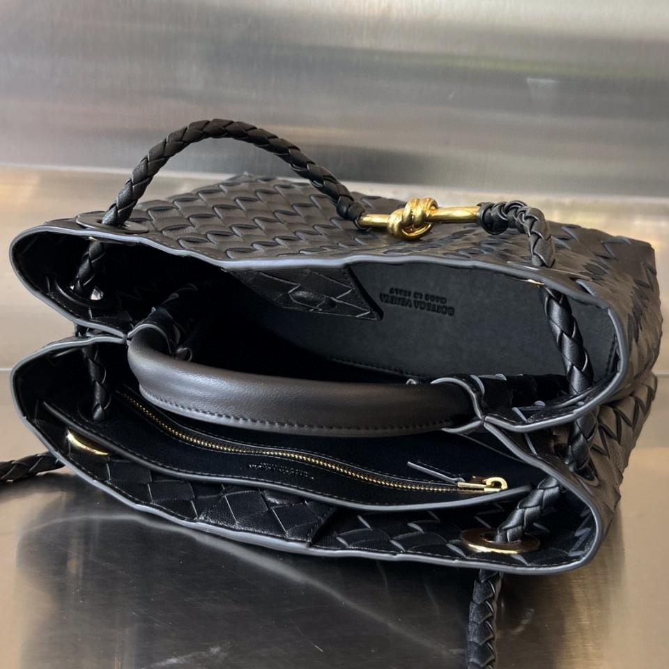 Bottega Veneta 스몰 안디아모 블랙 골드 톤 메탈 743568 25x22x10.5 cm