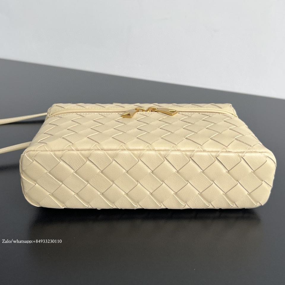 보테가 베네타 뱅뱅 에크루 789109 23x13x6CM