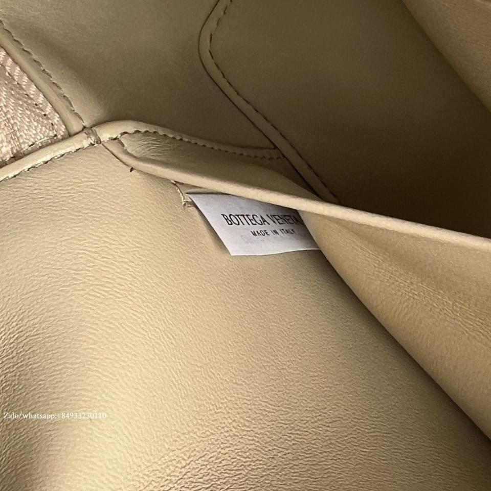 보테가 베네타 뱅뱅 에크루 789109 23x13x6CM